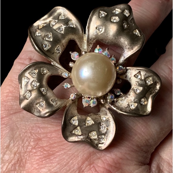 unbranded Jewelry - Vintage Large Metal Flower Ring Iridescent Crystals Faux Pearl Center Jewelry